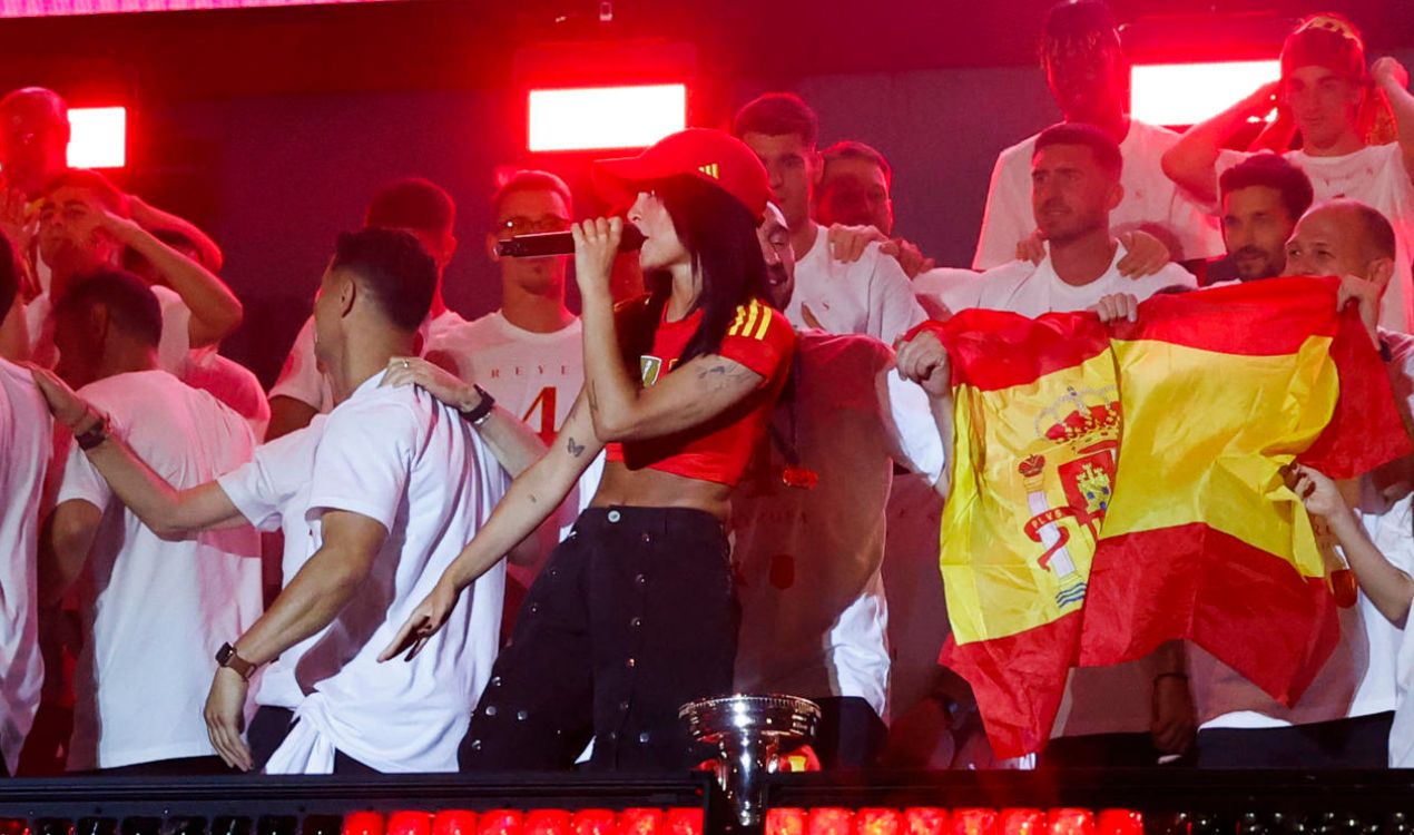 Aitana en Cibeles con La Roja Aitana en Cibeles con La Roja
