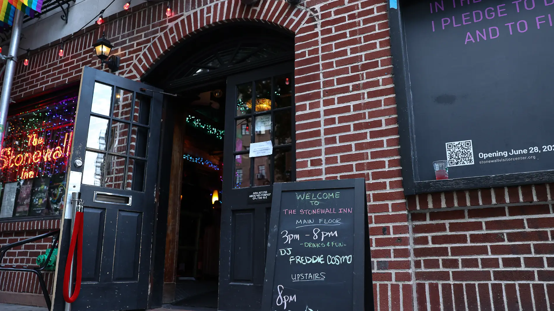 Entrada al pub 'The Stonewall Inn', en el barrio neoyorquino de Greenwich Village Entrada al pub 'The Stonewall Inn', en el barrio neoyorquino de Greenwich Village