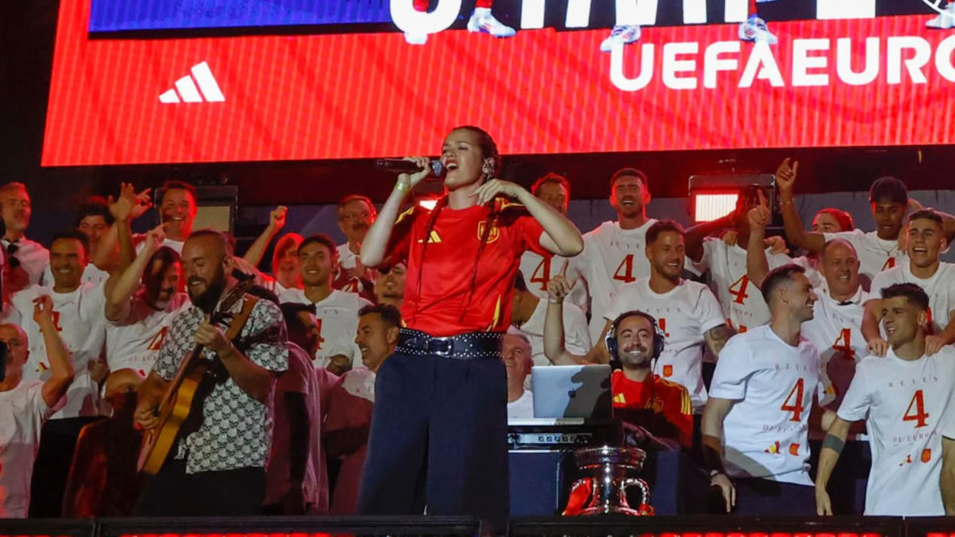 Isabel Aaiún, la Potra Salvaje, canta su canción con la Selección Española en Cibeles Isabel Aaiún, la Potra Salvaje, canta su canción con la Selección Española en Cibeles