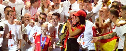 Aitana levantando el trofeo de la Eurocopa