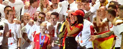 Aitana levantando el trofeo de la Eurocopa Aitana levantando el trofeo de la Eurocopa