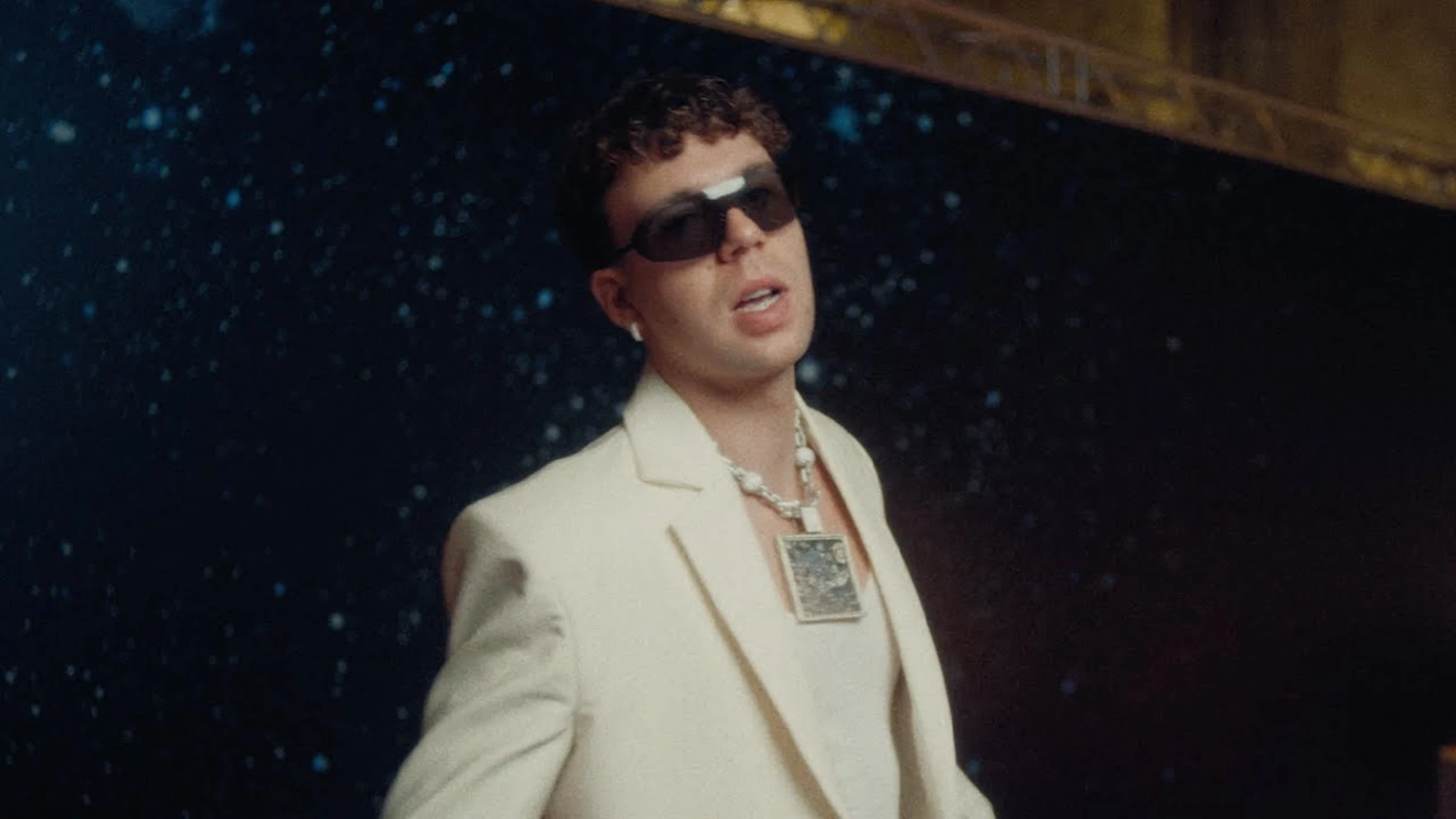 Quevedo eleva su universo musical con 'Buenas Noches', un disco que nos mueve por fuera y por dentro  Quevedo eleva su universo musical con 'Buenas Noches', un disco que nos mueve por fuera y por dentro