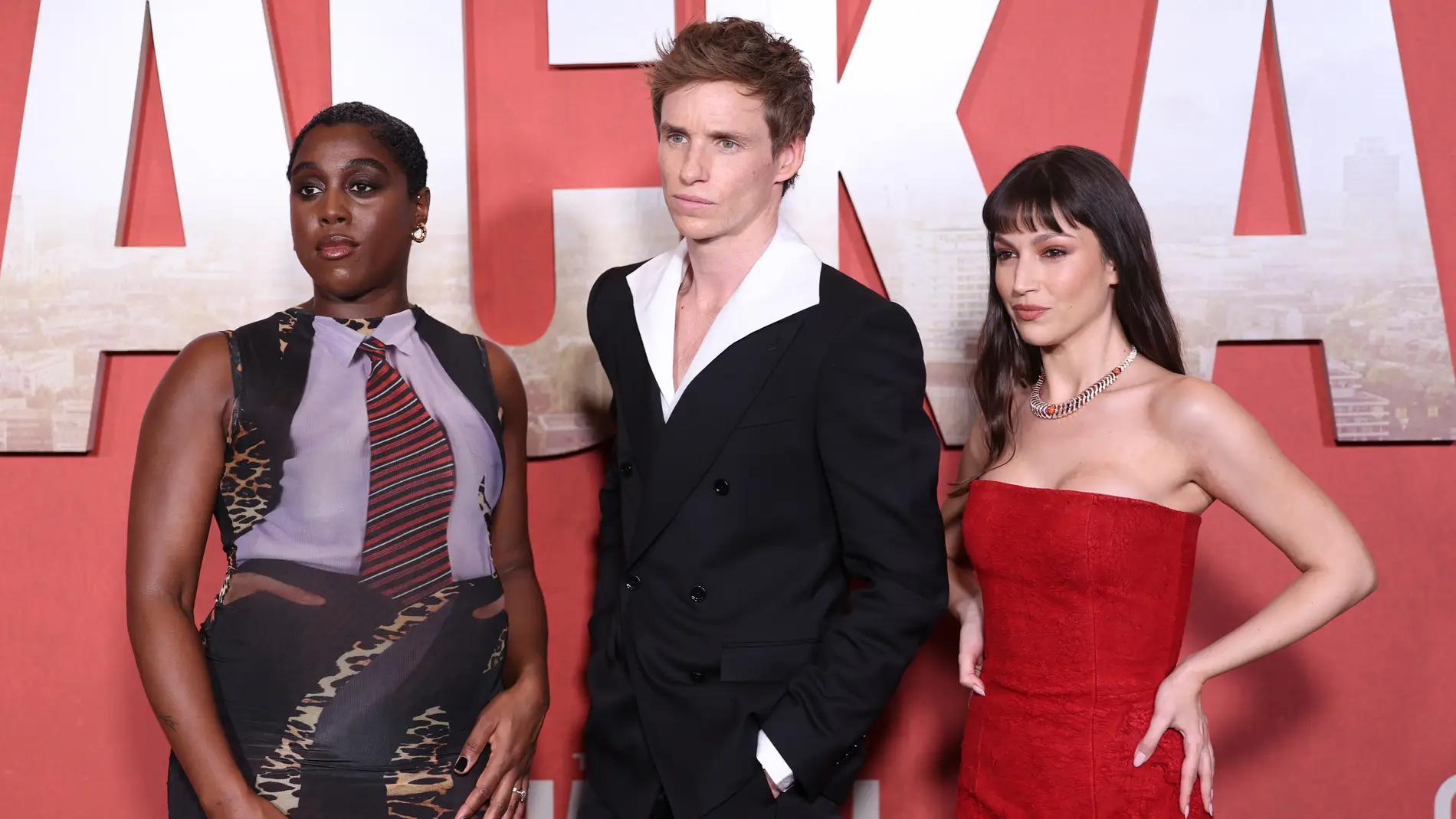 Lashana Lynch, Eddie Redmayne y Úrsula Corbero Lashana Lynch, Eddie Redmayne y Úrsula Corbero