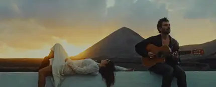 GRISO hipnotiza a su público con 'Por Si Acaso', con un videoclip de película GRISO hipnotiza a su público con 'Por Si Acaso', con un videoclip de película