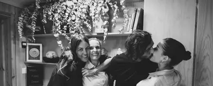 El beso viral de Hiba Abouk y Antonio Revilla con el que confirman su relación El beso viral de Hiba Abouk y Antonio Revilla con el que confirman su relación