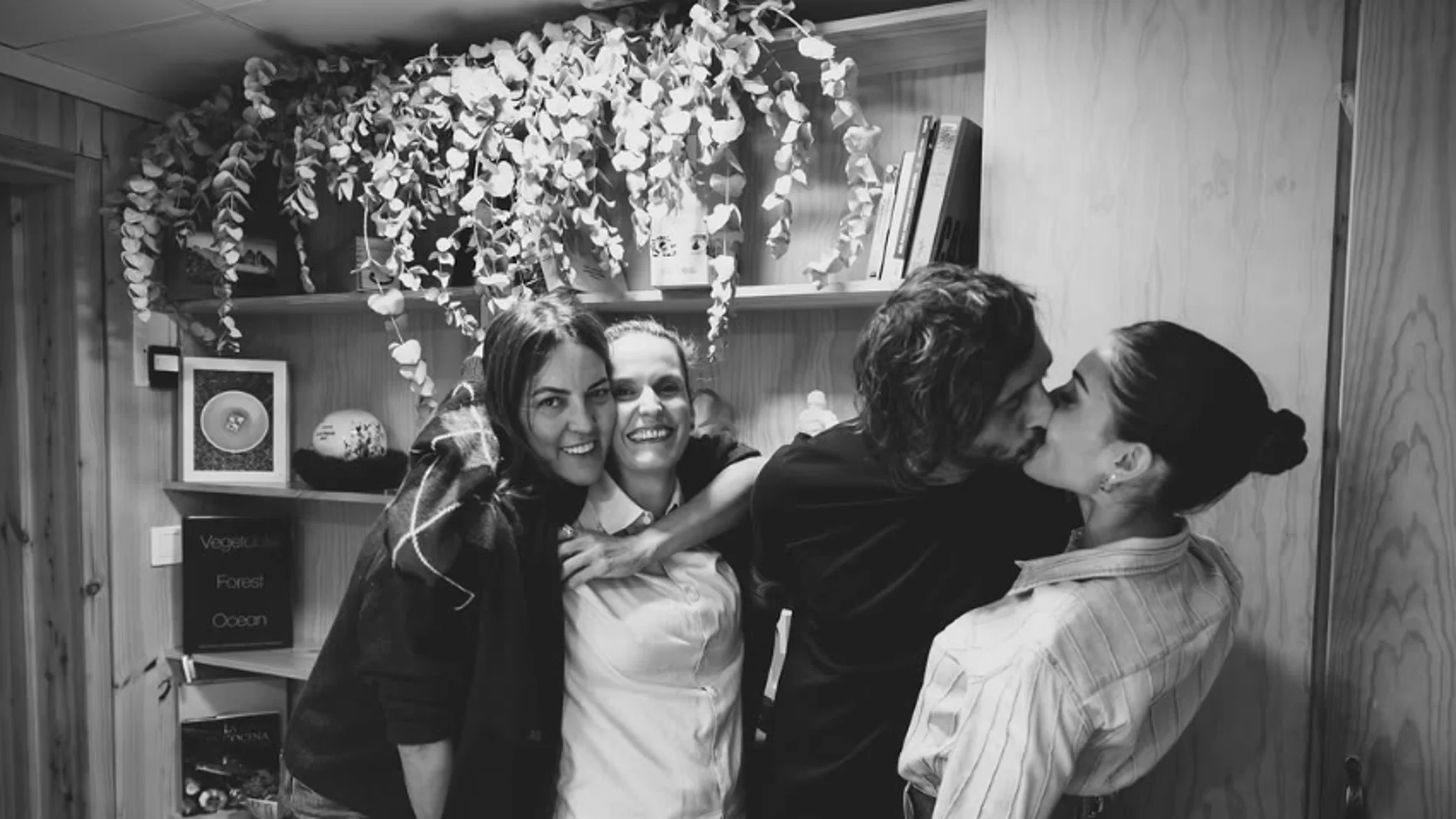 El beso viral de Hiba Abouk y Antonio Revilla con el que confirman su relación El beso viral de Hiba Abouk y Antonio Revilla con el que confirman su relación