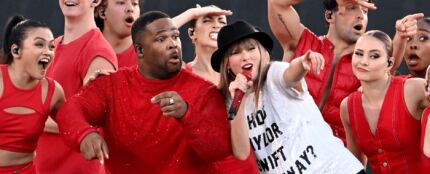 Taylor Swift y el bailar&iacute;n Kam en 'The Eras Tour'