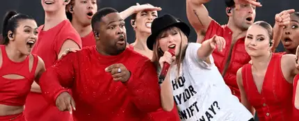 Taylor Swift y el bailarín Kam en 'The Eras Tour' Taylor Swift y el bailarín Kam en 'The Eras Tour'