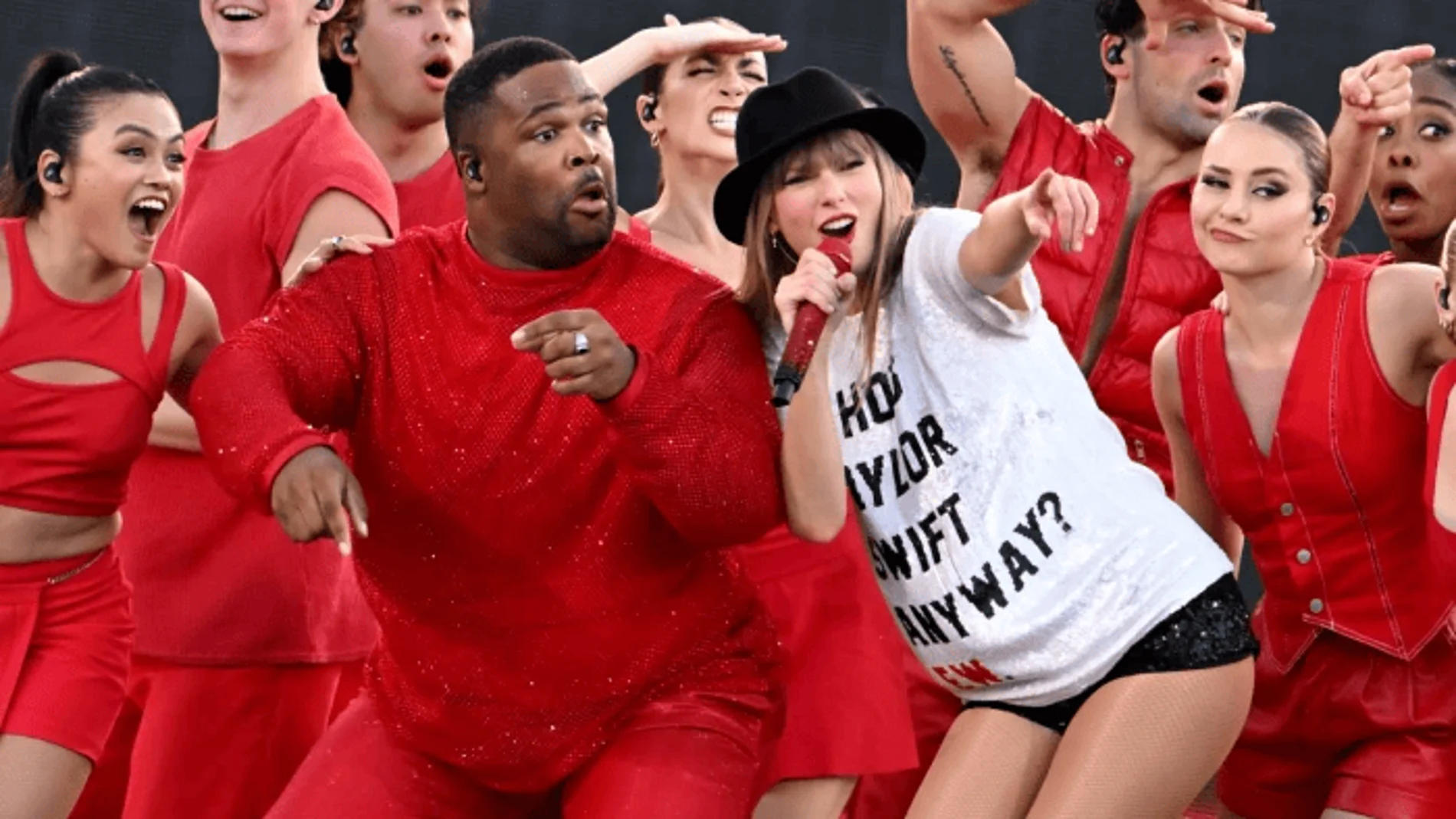 Taylor Swift y el bailarín Kam en 'The Eras Tour' Taylor Swift y el bailarín Kam en 'The Eras Tour'