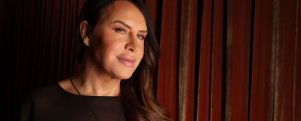 Retrato de la actriz Karla Sofía Gascón en los Astra Awards 2024