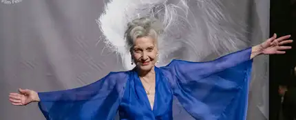 Marisa Paredes: su hija, sus películas con Almodóvar y su papel en 'La Vida es Bella' Marisa Paredes: su hija, sus películas con Almodóvar y su papel en 'La Vida es Bella'