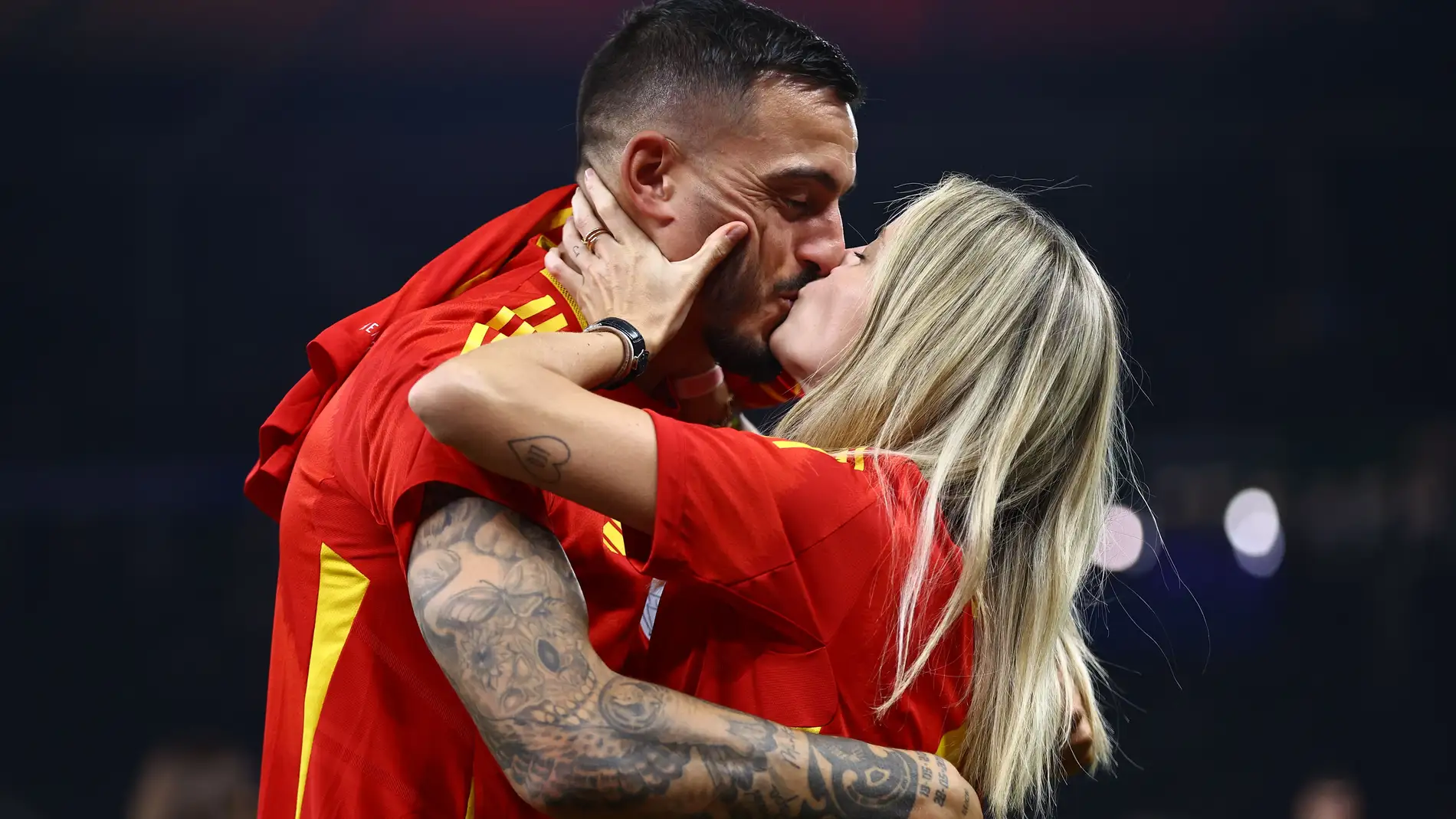 Joselu y Melani Cañizares celebran la victoria de España en la Eurocopa Joselu y Melani Cañizares celebran la victoria de España en la Eurocopa