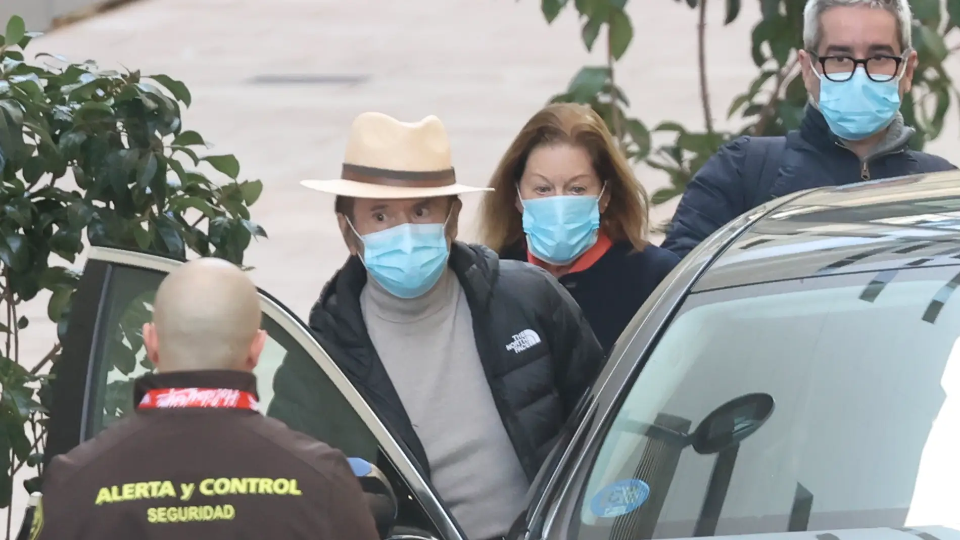 El cantante Raphael abandona el Hospital 12 de octubre en compañía de su mujer Natalia Figueroa y su hijo Jacabo El cantante Raphael abandona el Hospital 12 de octubre en compañía de su mujer Natalia Figueroa y su hijo Jacabo