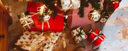 Imagen de un &aacute;rbol de Navidad con regalos 