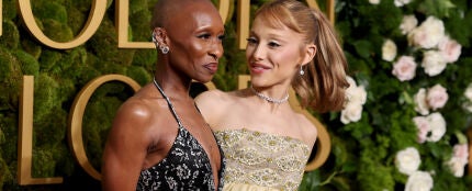 Cynthia Erivo y Ariana Grande en la alfombra roja de los Globos de Oro 2025