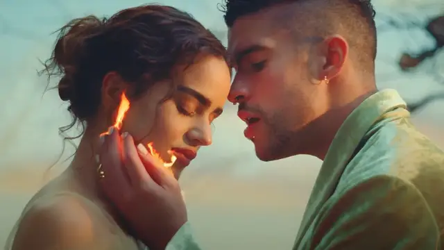 Rosalía y Bad Bunny en el videoclip de 'La noche de anoche'