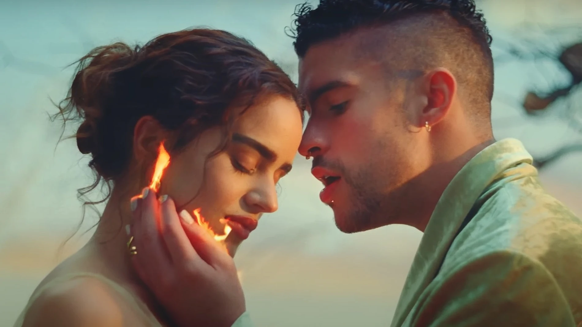 Rosalía y Bad Bunny en el videoclip de 'La noche de anoche' Rosalía y Bad Bunny en el videoclip de 'La noche de anoche'