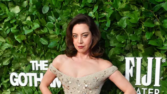 Aubrey Plaza se pronuncia después de que su pareja se quitara la vida antes de los Globos de Oro: "Una tragedia inimaginable"