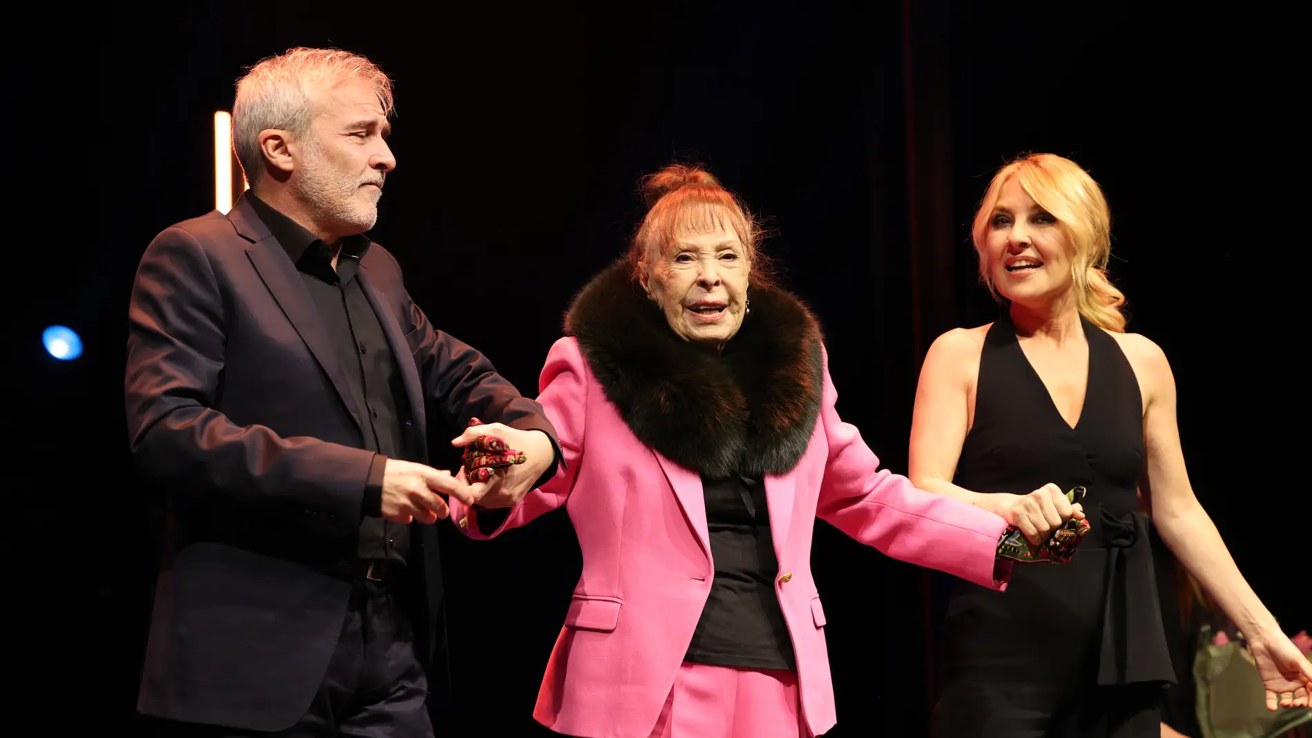 Fernando Guillén Cuervo y Cayetana Guillén Cuervo con su madre, Gemma Cuervo