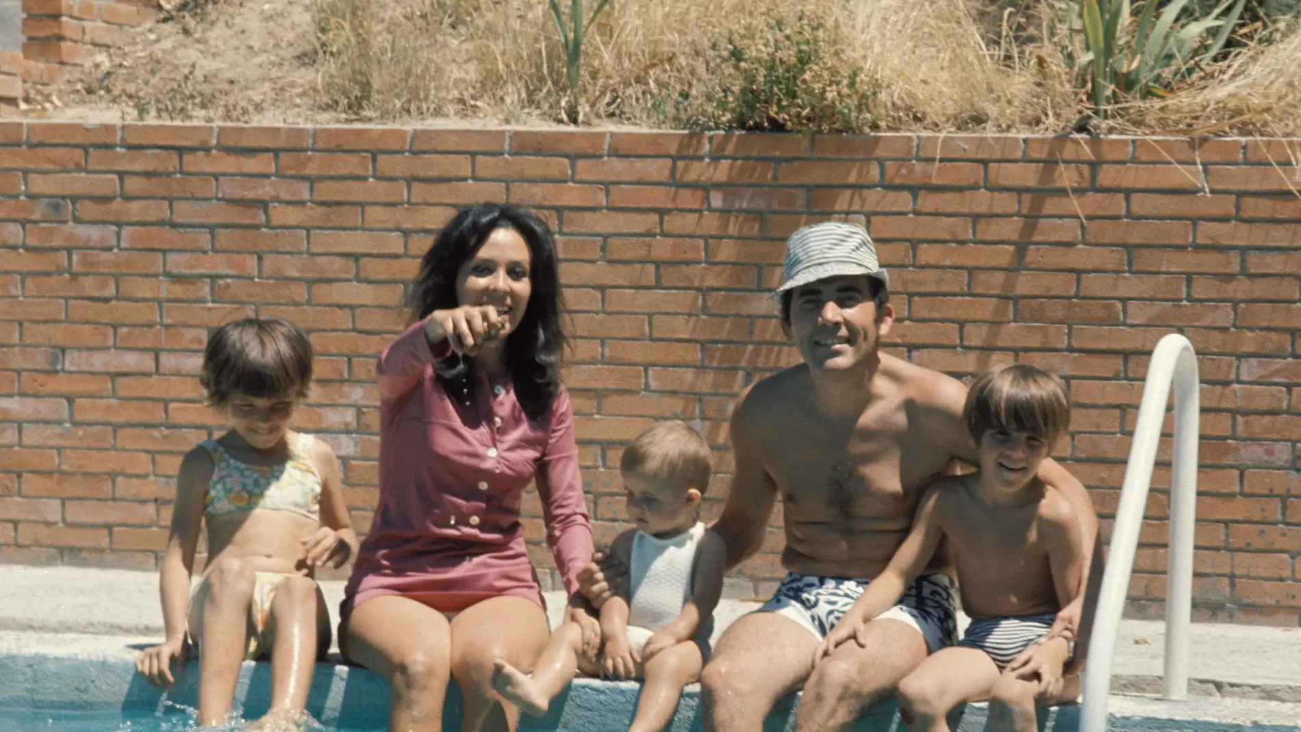 Los actores Gemma Cuervo y Fernando Guillén junto a sus hijos, Natalia, Cayetana y Fernando, durante unas vacaciones