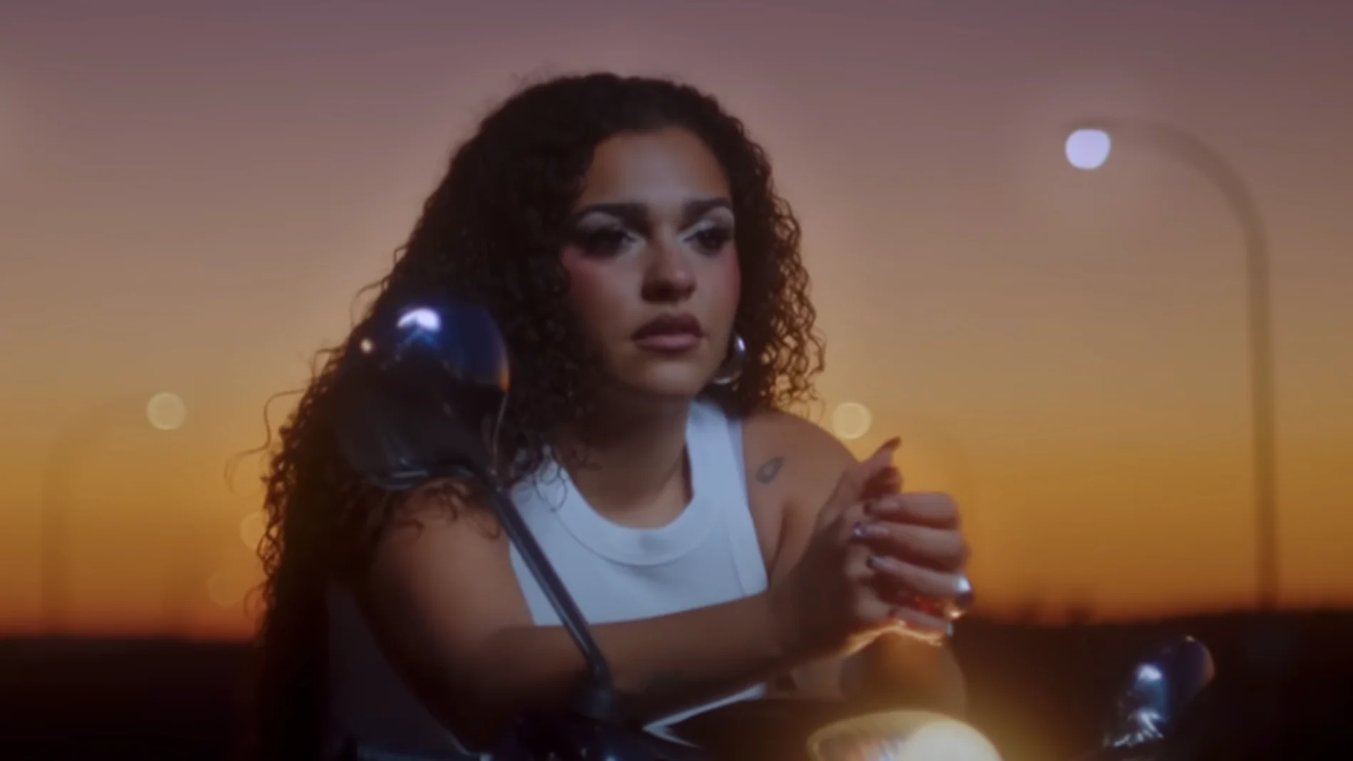 Lachispa, en el videoclip de 'Hartita de llorar'. Lachispa, en el videoclip de 'Hartita de llorar'.