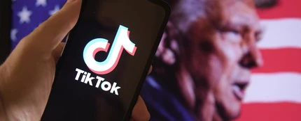 Imagen de archivo del logo de TikTok con Trump de fondo. Imagen de archivo del logo de TikTok con Trump de fondo.