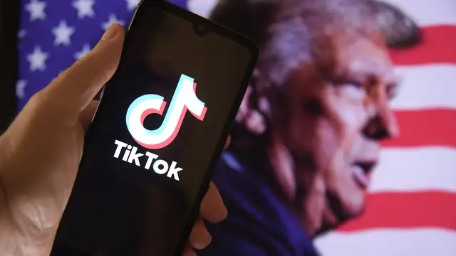 Imagen de archivo del logo de TikTok con Trump de fondo.