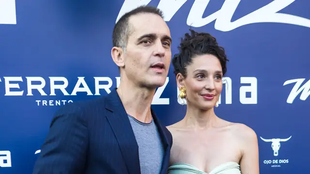 El actor Pedro alonso con su pareja Tatiana Djordjevic en 2021