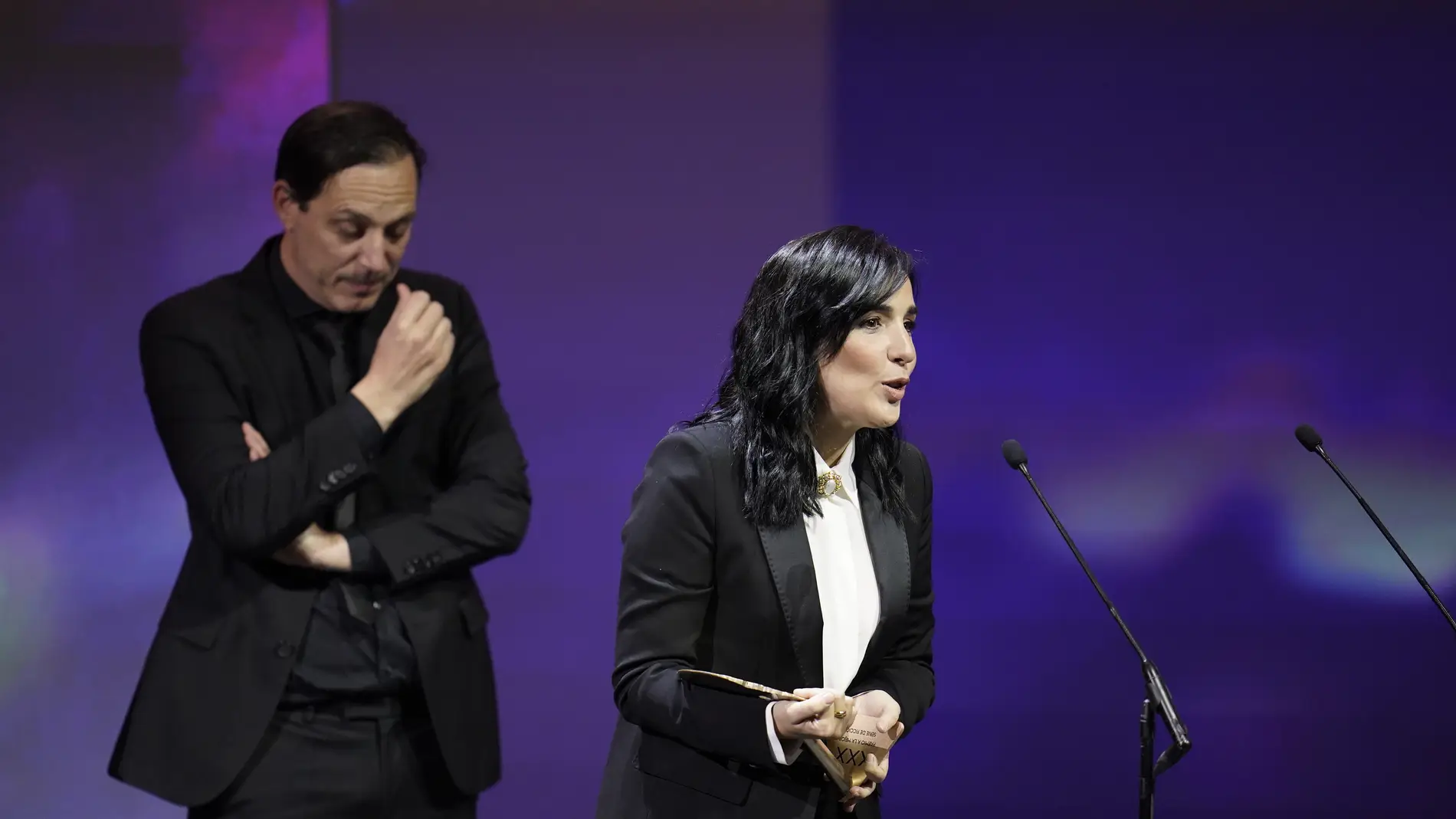 Alauda Ruiz de Azúa en los Forqué 2025 al recoger el premio a Mejor serie de ficción por 'Querer' Alauda Ruiz de Azúa en los Forqué 2025 al recoger el premio a Mejor serie de ficción por 'Querer'