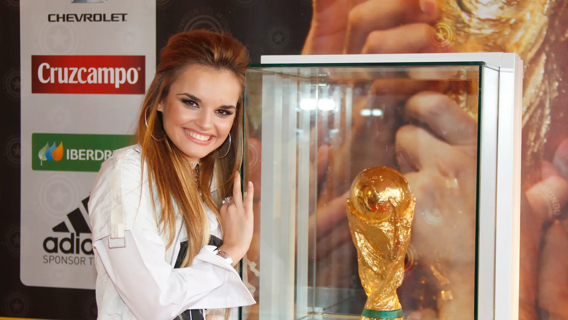 Melody en 2012 posando con la Copa del Mundo de fútbol Melody en 2012 posando con la Copa del Mundo de fútbol