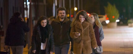 Amaia Romero y su madre Javiera Arbizu paseando en 2018