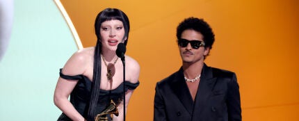 Lady Gaga y Bruno Mars en los Premios Grammy 2025