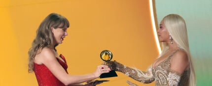 Taylor Swift le entrega el Grammy a Beyoncé