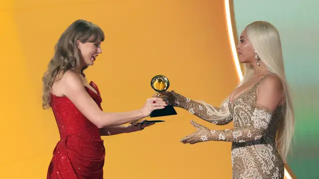 Taylor Swift le entrega el Grammy a Beyoncé