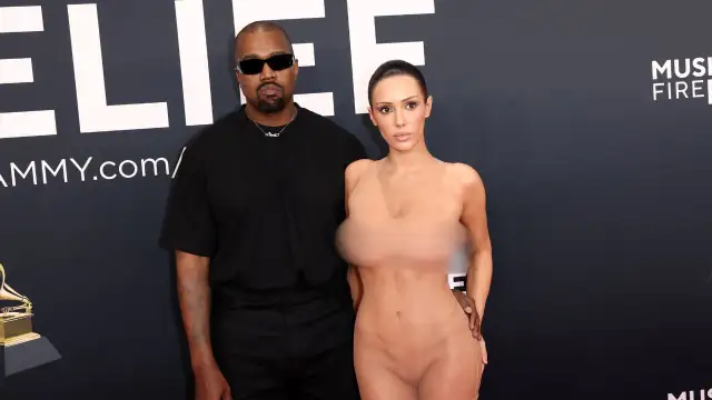 Bianca Censori y Kanye West en los Premios Grammy 2025
