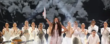Lola Índigo cantan 'Verde que te quiero verde' en los Premios Goya 2025. Lola Índigo cantan 'Verde que te quiero verde' en los Premios Goya 2025.