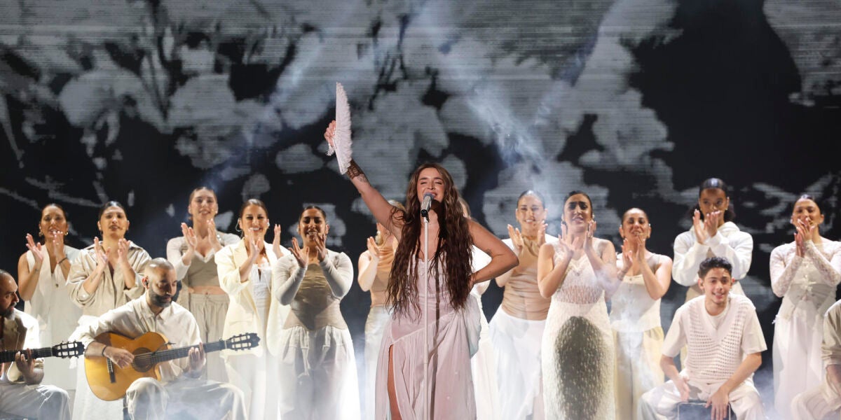 Lola &Iacute;ndigo cantan 'Verde que te quiero verde' en los Premios Goya 2025.