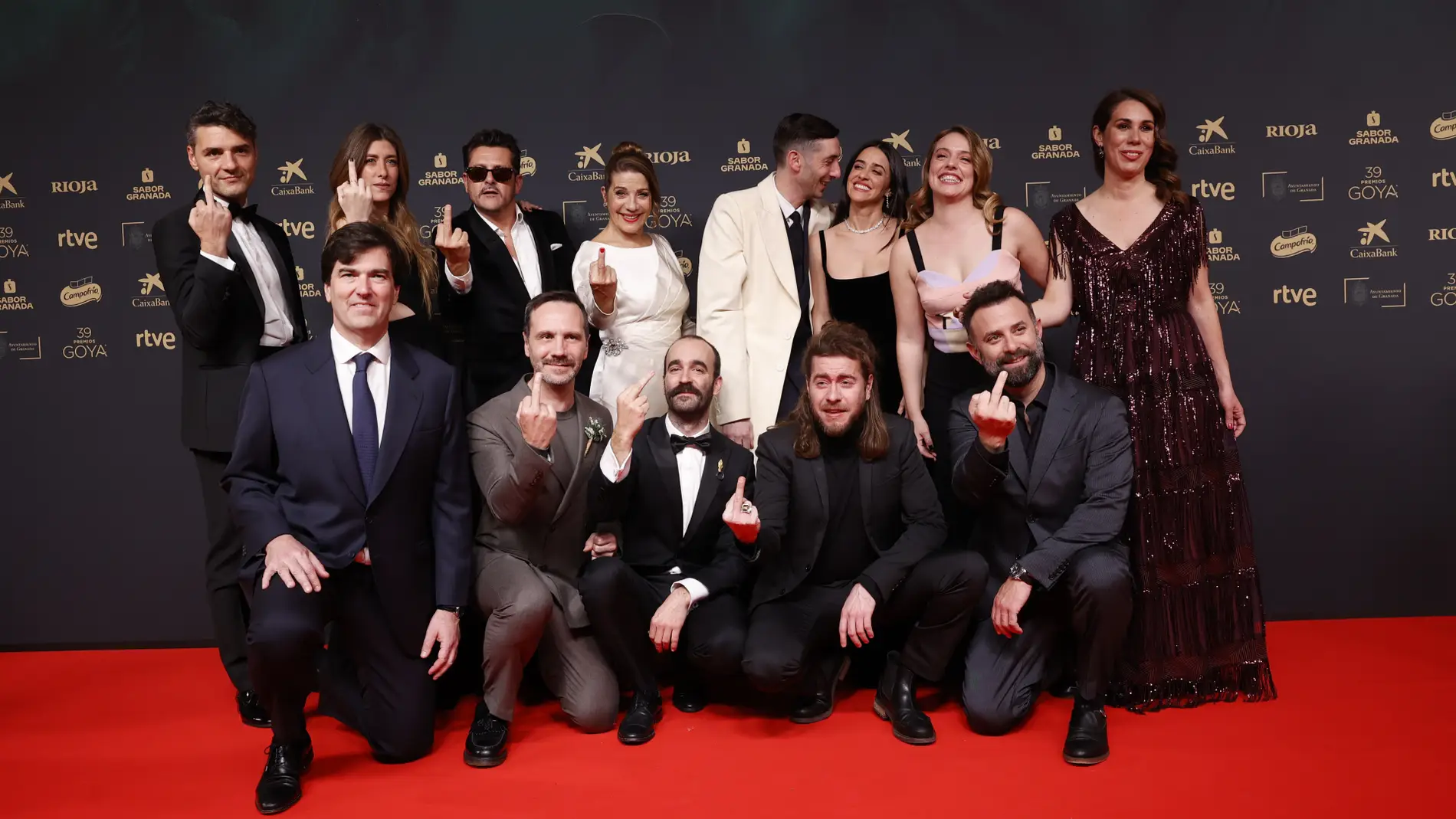 El equipo de 'Casa en llamas' en la alfombra roja de los Premios Goya 2025 El equipo de 'Casa en llamas' en la alfombra roja de los Premios Goya 2025