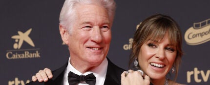 Richard Gere y su mujer Alejandra Silva, en la alfombra roja de los Premios Goya 2025