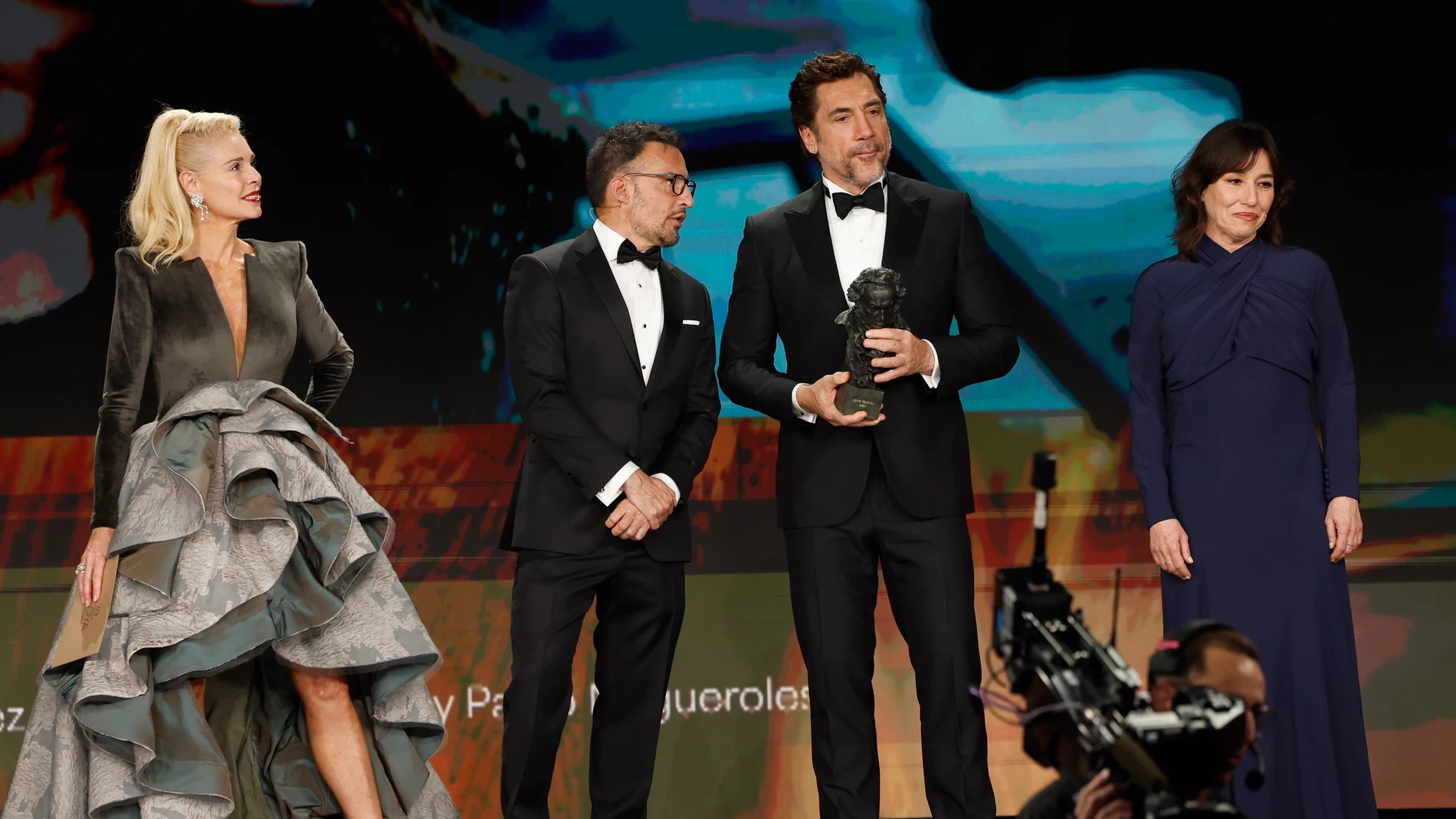 Belén Rueda, Alejandro Amenábar, Javier Bardem y Lola Dueñas entregan el Goya a Mejor película Belén Rueda, Alejandro Amenábar, Javier Bardem y Lola Dueñas entregan el Goya a Mejor película