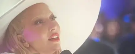 Lady Gaga canta 'Holdy My Hand' en la Super Bowl en el homenaje a las víctimas de desastres Lady Gaga canta 'Holdy My Hand' en la Super Bowl en el homenaje a las víctimas de desastres