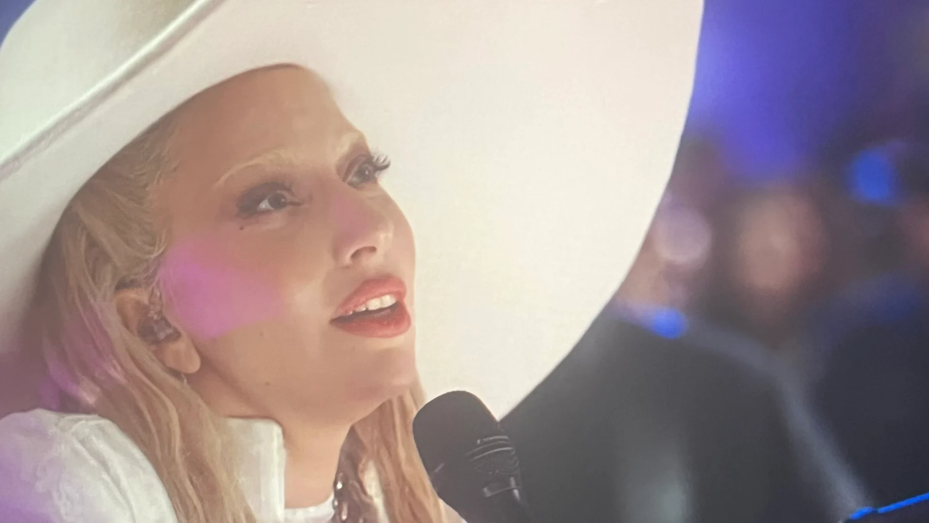 Lady Gaga canta 'Holdy My Hand' en la Super Bowl en el homenaje a las víctimas de desastres Lady Gaga canta 'Holdy My Hand' en la Super Bowl en el homenaje a las víctimas de desastres