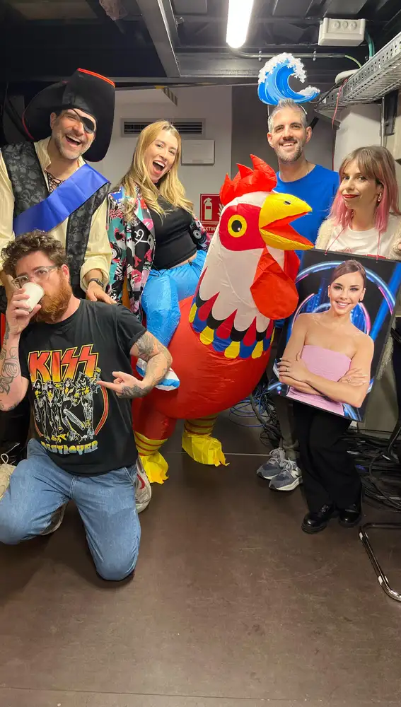 El equipo de 'Cuerpos especiales', disfrazado de la competencia El equipo de 'Cuerpos especiales', disfrazado de la competencia