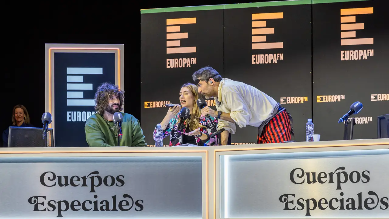 Eva Soriano le coge el móvil a Mikel Izal para mandarle un mensaje a Pablo Alborán. Eva Soriano le coge el móvil a Mikel Izal para mandarle un mensaje a Pablo Alborán.