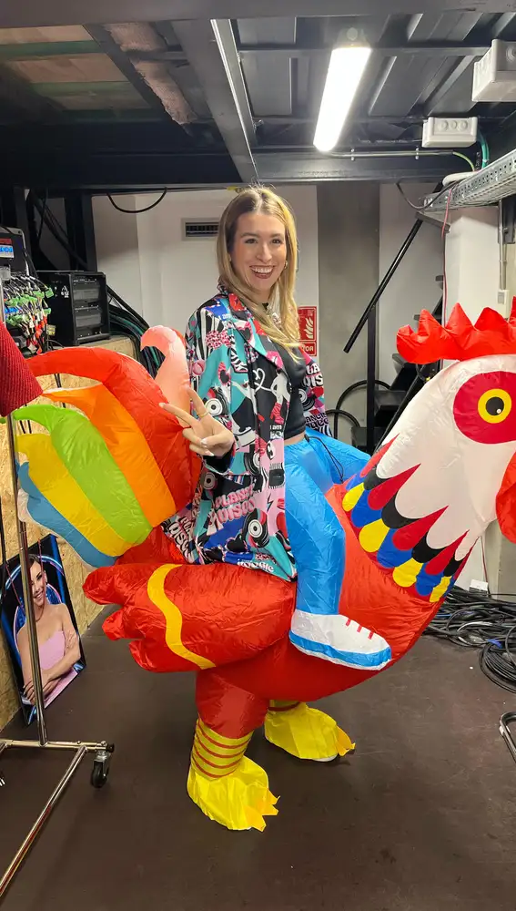 Eva Soriano es Cristina Boscá y el Gallo de Anda Ya! (Los 40). Eva Soriano es Cristina Boscá y el Gallo de Anda Ya! (Los 40).