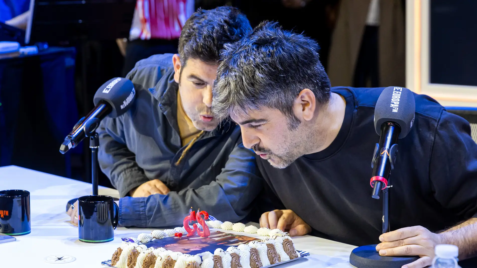 David y José soplan la tarta de Rob, como llaman al de Stoke. David y José soplan la tarta de Rob, como llaman al de Stoke.