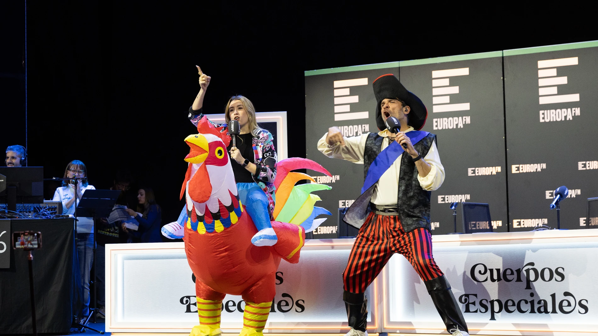 Eva Soriano y Nacho García, disfrazados en el especial 'Cuerpos especiales' por el Día Mundial de la Radio. Eva Soriano y Nacho García, disfrazados en el especial 'Cuerpos especiales' por el Día Mundial de la Radio.