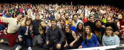 Estopa, el equipo de 'Cuerpos especiales' y todo el público del Teatro Capitol de Madrid.