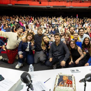 Estopa, el equipo de 'Cuerpos especiales' y todo el público del Teatro Capitol de Madrid.