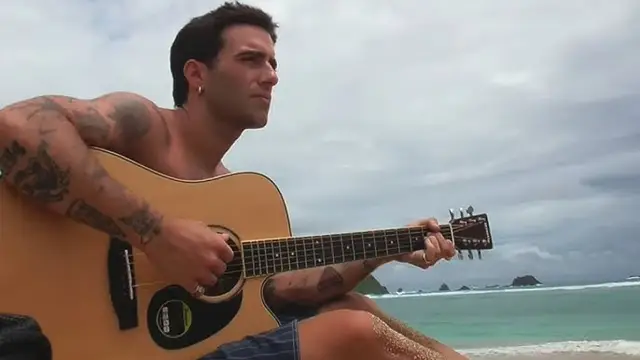 Álvaro de Luna, en el videoclip de 'En tu costado'.
